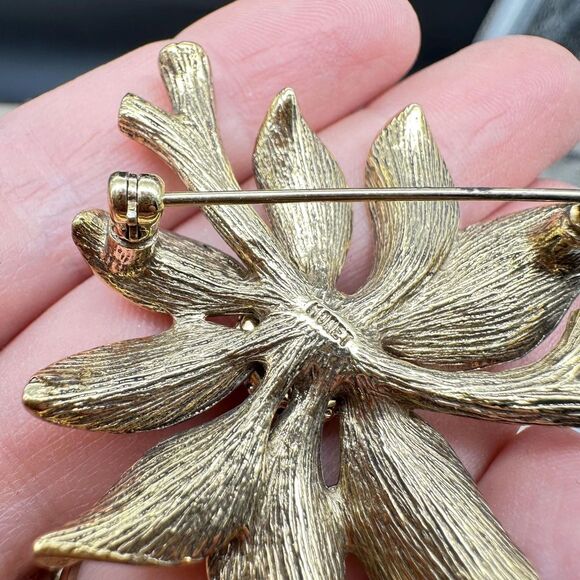 Vintage MONET Gold Rhinestone POINSETTIA FLOWER Brooch Pave Crystal - Picture 6 of 6